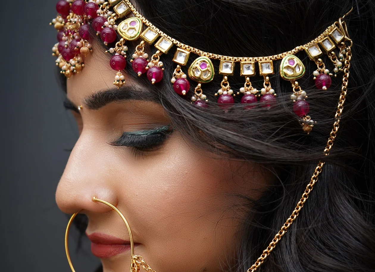Indian bride wearing a traditional maang tikka and bridal jewellery